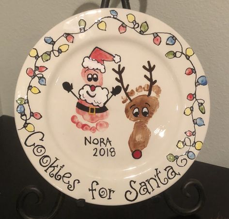 Santas Cookie Plate Diy, Handprint Plate, Diy Christmas Plate, Christmas Footprint, Xmas Plates, Diy Christmas Cookies, Baby Christmas Crafts, Baby Art Crafts, Cookies For Santa Plate