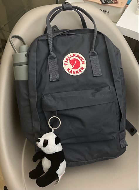 Kanken Bag Aesthetic, Fjallraven Kanken Aesthetic, Kanken Backpack Aesthetic, Mochila Aesthetic, Kanken Bag, Mochila Fjallraven Kanken, Uni Bag, School Bag Essentials, Aesthetic Backpack