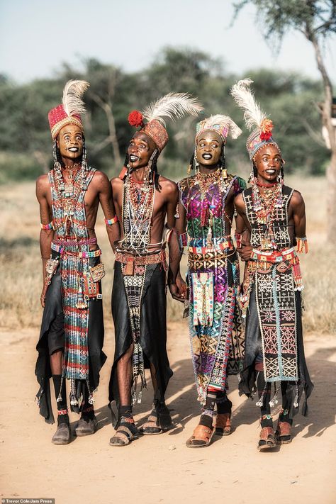 Chad's Wodaabe tribesmen have beauty pageant to attract wives | Daily Mail Online World Cultures, Wodaabe Men, Tribe Fashion, Traditional African Clothing, Historical Costume, African Culture, People Of The World, African Beauty, Beauty Pageant