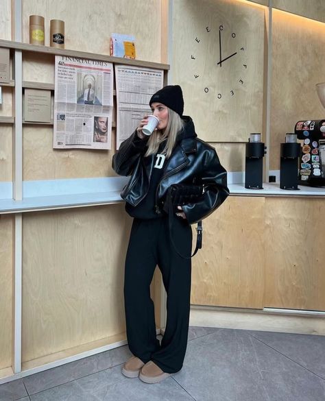 Black Ugg Outfit, Hockey Game Outfit, Hockey Outfits, Beanie Outfit, Ny Outfits, Outfits For Work, Uggs Outfit, Transition Outfits, Fashion Trends Winter