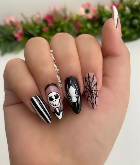 Sweets Nail Art, Uñas Halloween Aesthetic, Halloween Manicure Ideas, Manicure Halloween, Ongles Halloween, Halloween Nails Acrylic, Halloween Nails Design, Fun Halloween Nails, Disney Acrylic Nails