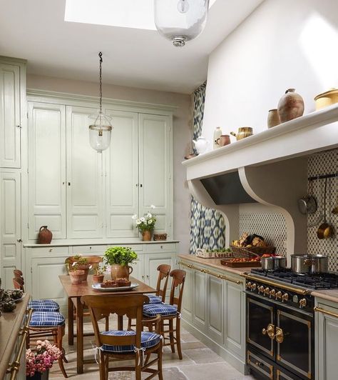 French style🌿🌳🌿The lovely kitchen of Chris Burch 🌿🌳🌿photo courtesy of Architectural Digest 🌿🌳🌿 . . . . . . . . #interior #interiordetailing… Kitchen European, Modern French Home, French Country Kitchens, Aesthetic Kitchen, Bright Kitchens, French Country Kitchen, French Kitchen, French Cottage, French Country House