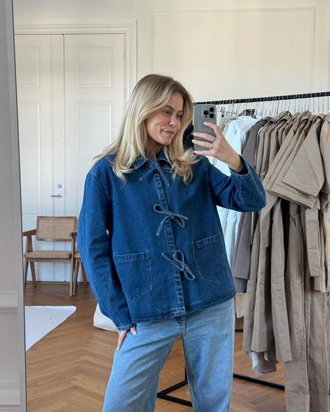 BYIC.COM on Instagram: "Denim on denim 👖 

🔎 Onlthille skjorte 
🔎 Onljuicy jeans" Kimonos, Professional Chic, Denim Bows, Laced Up Shirt, Mode Jeans, Denim Outerwear, Denim Chic, Denim And Lace, Loose Blouse