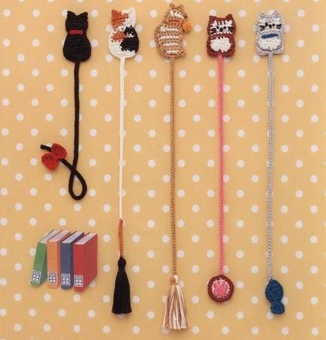 Crochet Cat Accessories, Crochet Bookmarks Free Patterns, Marque-pages Au Crochet, Accessories Japanese, Crochet Feather, Crochet Bookmark Pattern, Crochet Classes, Crochet Eyes, Diy Scarf