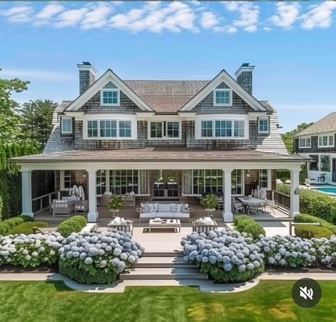 Nantucket Homes Exterior, East Coast House, Hamptons House Exterior, Pantry Door Ideas, Nantucket House, Farmhouse Decorating Ideas, Nantucket Style Homes, Beach House Aesthetic, Nantucket Home