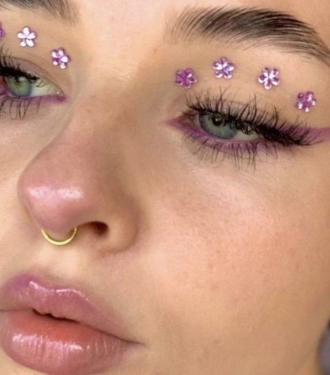 you'll need a good base, purple eyeshadow (cool toned), gemmed flower stickers, a nude lip, clear or slightly tinted gloss, and cool toned pink blush for this versatile makeup look Gem Makeup, Maquillage On Fleek, Rhinestone Makeup, Graphic Makeup, Swag Makeup, Makeup Board, Face Gems, Dope Makeup, Eye Makeup Designs