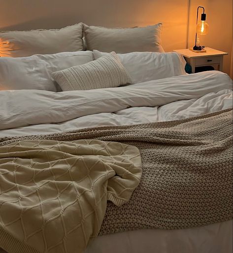 White Cozy Bedding, Light Brown Sheets Bedroom, Cozy Bedding Ideas Natural, Neutral Fluffy Bedding, White And Cream Bedding Cozy, Minimalist Bed Spread, Beige Bed Sheet, Cozy Sheets Aesthetic, Beige Sheets Aesthetic