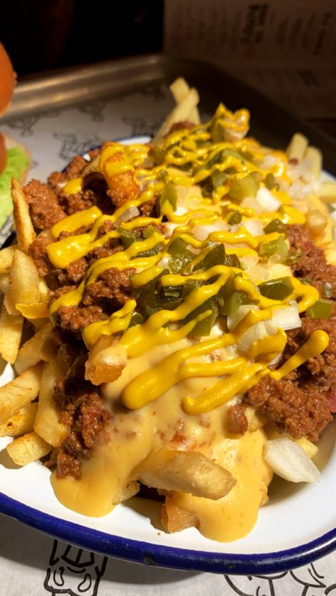 Chili Cheese Fries Recipe, Chilli Cheese Dogs, Chilli Cheese Fries, French Fries Recipe, Chili Cheese Fries, Cheese Dog, Fat Foods, Delicacy Food, Dinner Inspiration