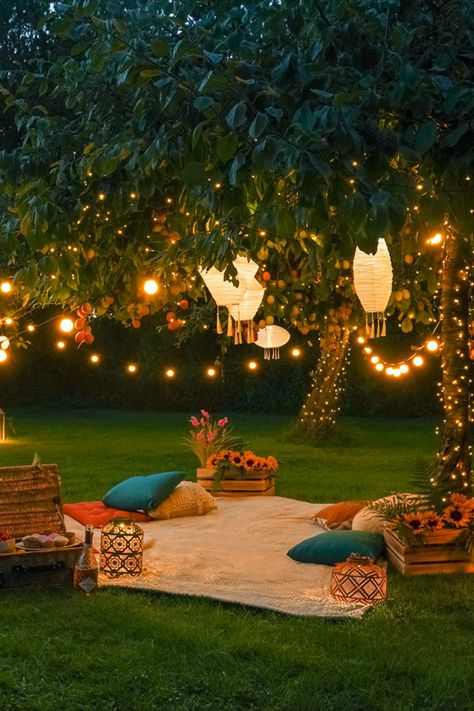 Garden Party Night Decoration, Picnic Fairy Lights, Garden Light Design, Dates In Nature, Cute Proposal Set Up, Garden Party Fairy Lights, Romantic Outdoor Spaces, Fairy Lights Picnic, Fairy Lights Decoration Ideas