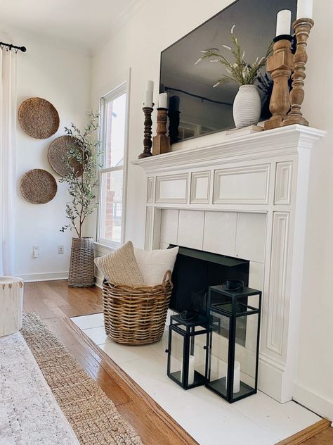 Vase Decorating Ideas Fireplace, Mantle Decor Modern Farmhouse, Short Mantle Decor With Tv, Boho Mantle Decor With Tv, Tv Over Fireplace Decor, Living Room Mantle Decor With Tv, Spring Mantle Decor With Tv, Fireplace Hearth Ideas Decor, White Mantel Decorating Ideas