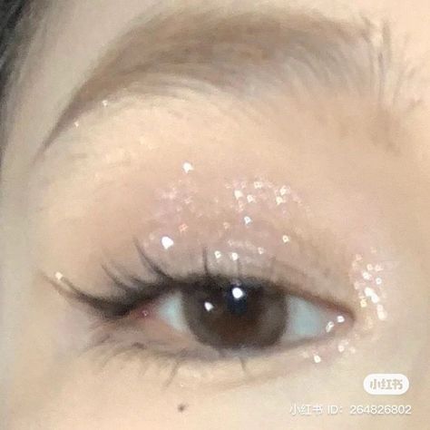 Glitter Makeup Korean, Douyin Glitter Makeup, Makeup Looks Douyin, Simple Glitter Makeup, Korean Glitter Eye Makeup, Cutesy Makeup, Makeup With Gems, Eye Makeup Glitter, Gem Makeup