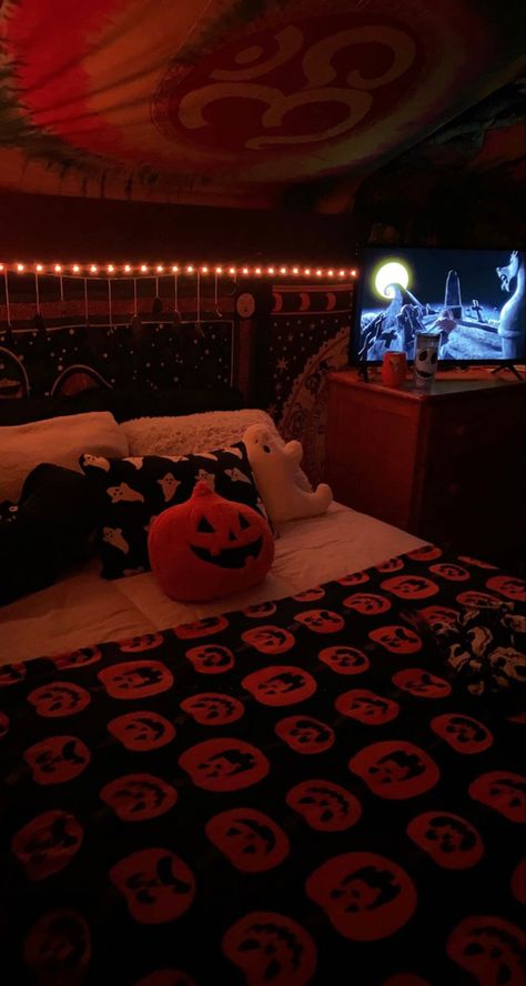 halloween bedroom decor Fall Room Ideas, Halloween Sleepover, Helloween Wallpaper, Kostuum Halloween, Herbst Bucket List, Casa Halloween, Fall Room Decor, Fall Bedroom Decor, Halloween Bedroom