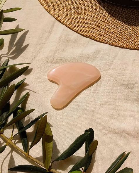 Face Scraper, Face Gua Sha, How To Do Facial, Roller Skin Care, Gua Sha Stone, Rose Quartz Roller, Jade Face Roller, Skin Tightening Face, Skin Care Business