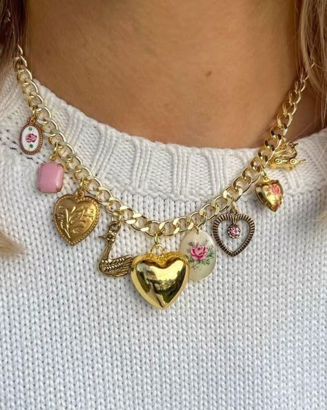 Where To Shop Jewelry, Gold Charm Jewelry, Charm Necklace Stack, Charm Necklace Outfit, Diy Charm Necklace Ideas, Diy Charm Necklace, Chunky Charm Necklace, Charm Necklace Aesthetic, Puppy Makeup