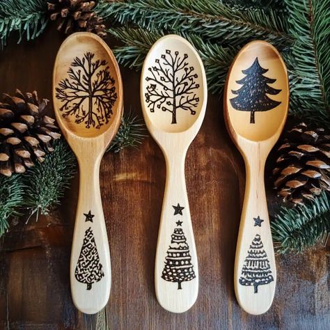 Wood Burned Holiday Spoons Wood Burning Wooden Spoons, Wood Burning Spoons Ideas, Wood Burning Spoons, Diy Christmas Wood Crafts, Easy Wood Burning Ideas, Wood Burned Spoons, Pallet Wood Christmas, Wooden Spoon Crafts, Wood Burn Spoons