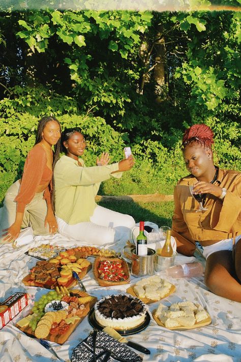 Brunch Dates, Picnic Date With Friends, Black Picnic, Bestie Picnic, Black Picnic Aesthetic, Friends Picnic Aesthetic, Black Community Aesthetic, Black Friends Aesthetic, Cooking Aesthetic Black Women