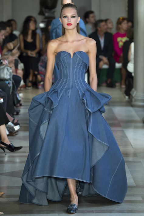 View the complete Carolina Herrera Spring 2017 Ready-to-Wear Collection from New York Fashion Week. Denim Wedding Dresses, Runway Archive, Carolina Herrera Bridal, Vestiti In Jeans, Denim Wedding, Mod Squad, Look Jean, Outfit Classy, Moda Jeans