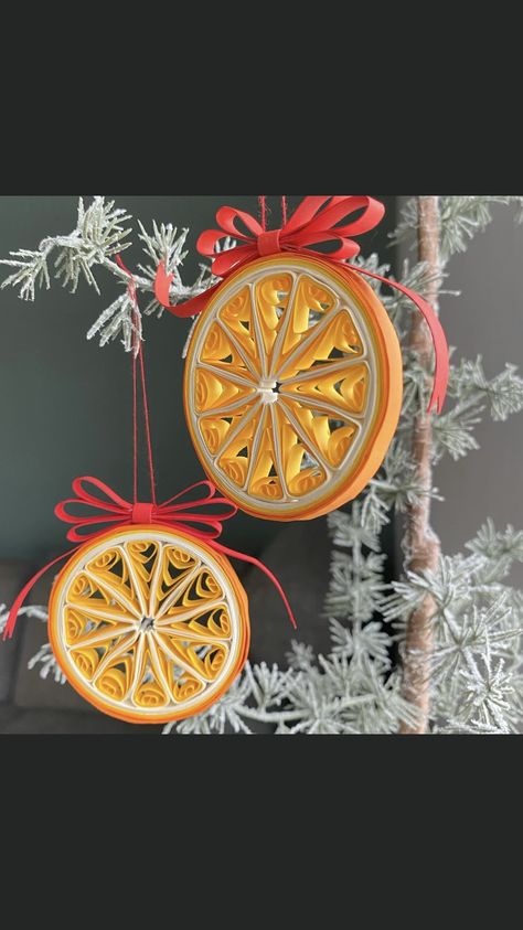 Paper Quilling Christmas Ornaments Diy, Quilled Gingerbread Man, Free Quilling Patterns Printables, Christmas Quilling Ideas, Diy Quilling Christmas, Quilling Ornaments, Free Quilling Patterns, Playing Card Crafts, Diy Quilling Crafts