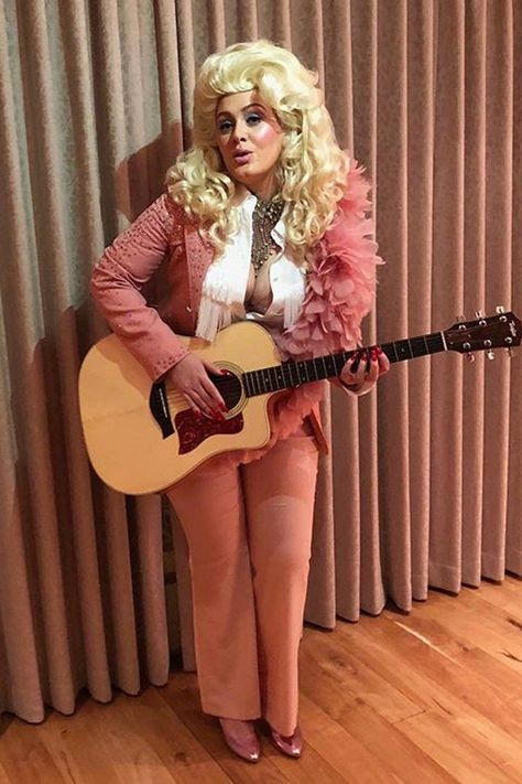 Adele Dressed Up as Dolly Parton, and Dolly’s Response Will Have You Fangirling, HARD! Dolly Parton Fancy Dress, Dolly Parton Outfit Ideas, Dolly Parton Outfits, Dolly Parton Makeup, Dolly Parton Tattoos, Dreams Tattoo, Dolly Party, Dolly Parton Costume, Hollywood Halloween