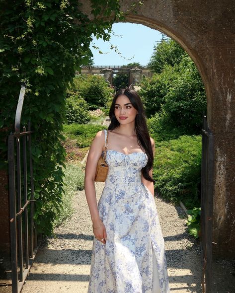 meet me in the garden 🦋🌿⛲️🕊️ Pic Posing Ideas, Summer Dress Women, Photoshoot For Instagram, Picture Poses In Dress, Poses On Dress, Pose Idea Dress, Dress Poses Ideas, Garden Pictures Aesthetic, Photo Ideas For Summer