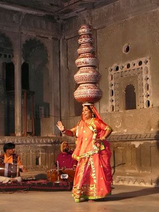 I remember I did this pot dance in my dance recital except I had one pot on my head. This dance was soo much fun:) Indian Diversity, Yoga Studio Design, Amazing India, Goa India, India People, We Are The World, Cultural Diversity, Udaipur, South Asia