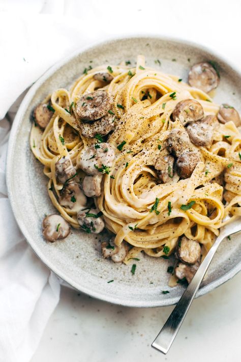 Date Night Mushroom Fettuccine Recipe - Pinch of Yum Mushroom Fettuccine, Resep Pasta, Makanan Diet, God Mat, Deilig Mat, Idee Pasto Sano, Gumbo, On The Side, Quick Easy Meals