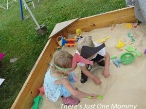 sandbox treasure hunt Homemade Sand, Backyard Playground Ideas, Sandbox With Lid, Sand Boxes, Build A Sandbox, Sandbox Cover, Diy Sandbox, Kids Sandbox, Playground Ideas