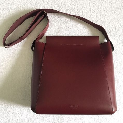 Everlane Bag, Bag Styling, Work Handbag, Make Smile, Elements Of Style, Add Ons, Dream Wardrobe, Things To Buy, A Month