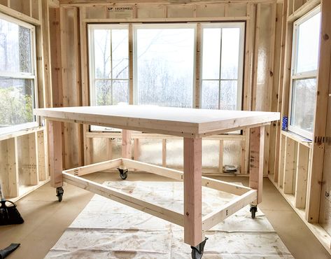 Studio Ideas Artist, Art Studio Bench, Artist Work Table, Diy Studio Table, Scandinavian Art Studio, Artist Studios Workspaces, Cabin Art Studio, Art Studio Ideas Workspaces, Artist Workbench