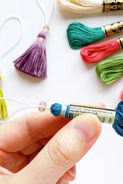 How to Make 2 Tassels from 1 Embroidery Floss Skein Diy Embroidery Floss Tassel, Beaded Tassels Tutorial, Embroidery Floss Projects, Tassels Diy Tutorials, Dream Catcher Project, Beaded Tassels Diy, Floss Crafts, Bookmark Tassels, Jewelry Design Silver