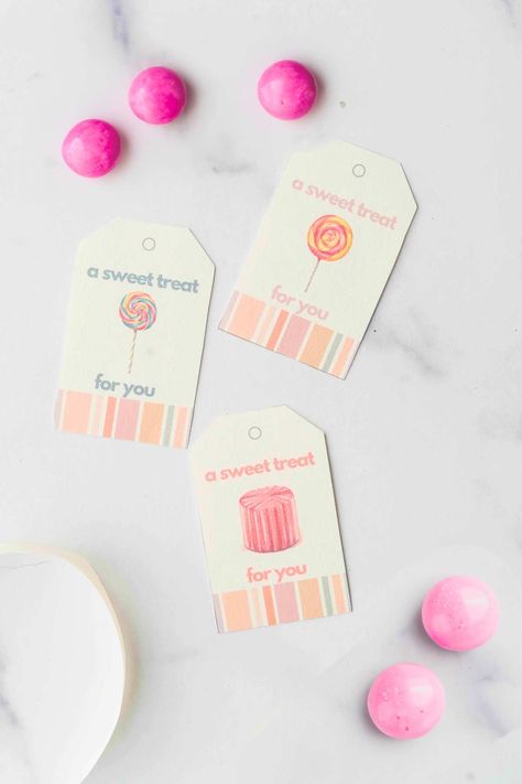 Christmas Gifts Diy Cricut, Free Printable Candy Tags, Candy Tags, Christmas Gifts Diy, Christmas Everyday, Christmas Food Treats, Classic Candy, Green Candy, Valentine Tags