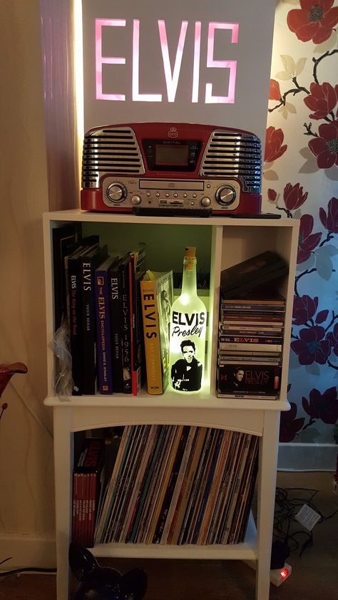 Elvis Vinyl Aesthetic, Elvis Presley Bedroom Ideas, Elvis Themed Room, Elvis Home Decor, Elvis Themed Bedroom, Elvis Bedroom Ideas, Elvis Room Ideas, Elvis Presley Room Ideas, Elvis Room Decor