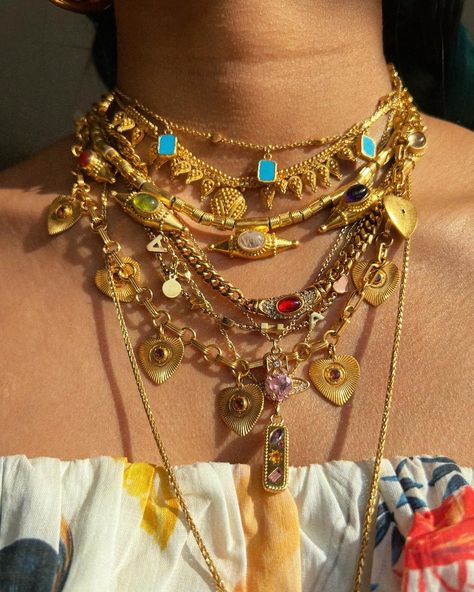 necklace stacks Gold Necklace Stack, Necklace Stacks, Vintage Gold Jewelry, Chunky Gold Necklace, Gold Jewelry Aesthetic, Chunky Gold Necklaces, Vintage Gold Necklace, Dope Jewelry Accessories, Necklace Stack