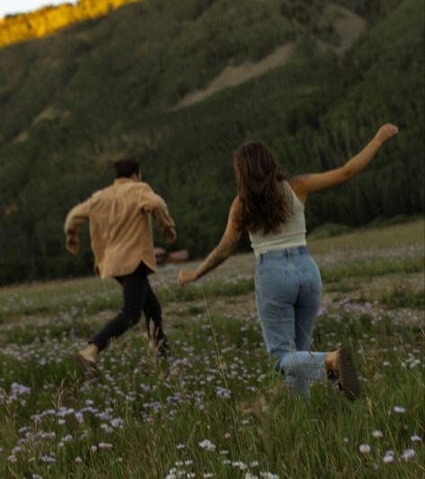 Photoshoot Ideas For Boyfriend, Colorado Photoshoot, Couple Shooting, Mountain Couple, Lover Aesthetic, Field Photoshoot, Couple Running, Anniversary Photoshoot, Ideal Boyfriend