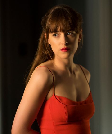 The Exact Lipsticks Anastasia Steele Wore In Fifty Shades Darker Anastasia Steele Makeup, Anastasia Steele Outfits, Anastasia Grey, 50 Shades Darker, Dakota Johnson Style, Anastasia Steele, Fifty Shades Darker, Penteado Cabelo Curto, 50 Shades Of Grey