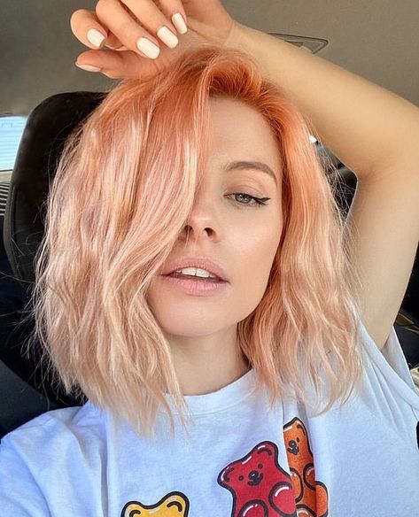 Beautiful. #lob #longbob #peachhair #pinkhair Peach Hair Colors, Κούρεμα Bob, Lob Haircuts, Peach Hair, Strawberry Blonde Hair, Lob Haircut, Makijaż Smokey Eye, Brown Blonde Hair, Summer Hair Color