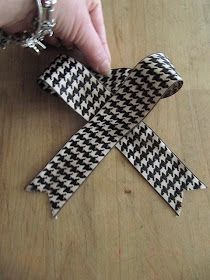 Sew Many Ways...: How To Make a Bow...2 EasyTutorials Bow Making Tutorials, Diy Wreath Bow, Swiss Rolls, Christmas Bows Diy, Homemade Bows, Make A Bow, Cheese Box, Bows Diy Ribbon, Diy Bows