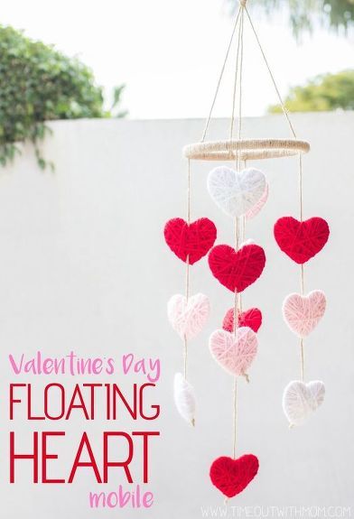 Make this cute Valentine's Day decoration to hang in your home or classroom! It's an easy project sure to last for the years to come. Children love creating their own yarn hearts and each one is truly one of a kind! You can find more photos and the whole tutorial at Timeout with Mom: http://www.timeoutwithmom.com/2017/01/floating-heart-mobile.html What you need: - Embroidery Hoop - Red Yarn - White Yarn - Pink Yarn - 8-12 Wooden Hearts - Twine - Glue Gun - Packing Needle (optional… Diy Yarn Garland, Heart Mobile, Paper Heart Garland, Mobile Craft, Valentine Gifts For Kids, Valentines Crafts, Diy Valentines Decorations, Diy Valentines Crafts, Diy Garland