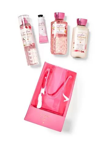 Gingham Gorgeous Gift Bag Set | Bath & Body Works Gingham Gorgeous, Pink Strawberries, Bath And Body Work, Girly Bags, Birthday List, Christmas Settings, Fragrance Mist, Gorgeous Gift, Fragrance Notes