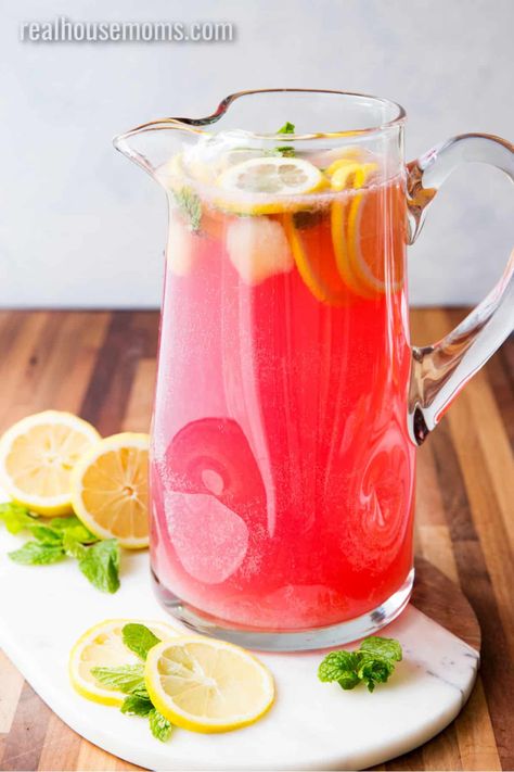 Lemonade Punch Alcohol, Moscato Punch Recipes, 7up Punch, Pink Alcoholic Drinks, Moscato Drinks, Pink Lemonade Punch, Pink Punch Recipes, Best Punch Recipe, Twotti Fruity