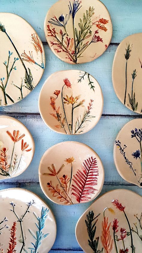 Plant Impressions In Clay, Botanical Pottery Painting, Ceramics 1 Projects, Decorative Ceramic Bowls, Ceramic Art Nature, Ceramic Nature Ideas, Painted Air Dry Clay, Air Dry Clay Home Decor Diy, Easy Hand Built Pottery Ideas