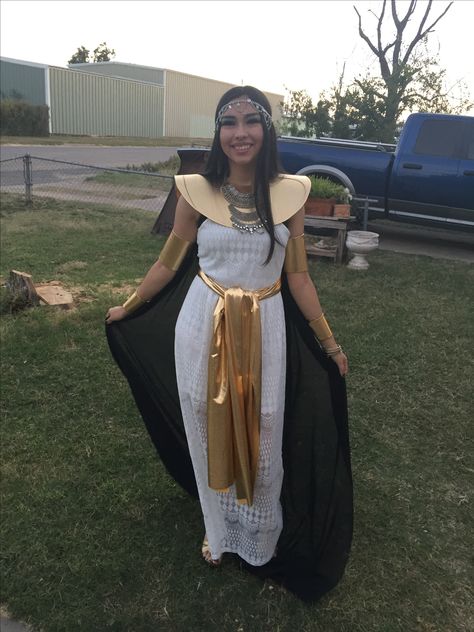 Diy Cleopatra Outfit, Diy Egypt Costume, Egypt Costume Diy, Egypt Costume Women, Diy Egyptian Goddess Costume, Cleopatra Diy Costume, Kleopatra Costume, Cleopatra Halloween Costume Diy, Egyptian Outfit Ideas