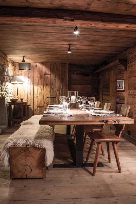 Esprit chalet traditionnel // blog.interieuressentiel.com //#Pierre #Decoration #Interieur #Matériau #ArchitectureDinterieur #DecorationBordeaux Charm Aesthetic, Cosy Home Decor, Chalet Interior, Chalet Design, Aesthetic House, Rustic Background, Rustic Cabinets, Cabin Living, Rustic Table