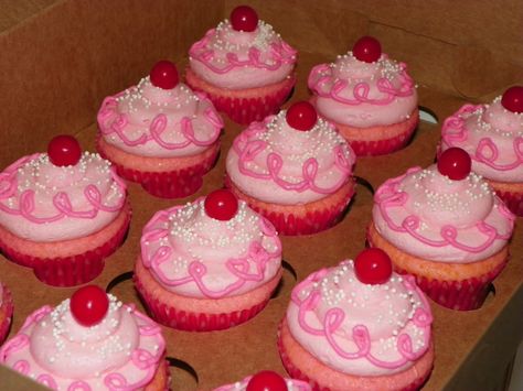 Pink cupcakes Childhood Desserts, Pinkalicious Cake, Pinkalicious Cupcakes, Plumeria Cake, Bratz Party, Pinkalicious Birthday Party, Childhood Core, Pinkalicious Party, Pink Frosting