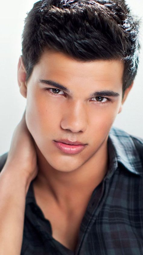 Taylor Laughnter!!! Idk if I spelled his last name rite tho. Kate Moss, Taylor Lautner, Shark Boy, Hottest Male Celebrities, Celebrity Wallpapers, Jacob Black, The Twilight Saga, Hollywood Actor, Celebrities Male