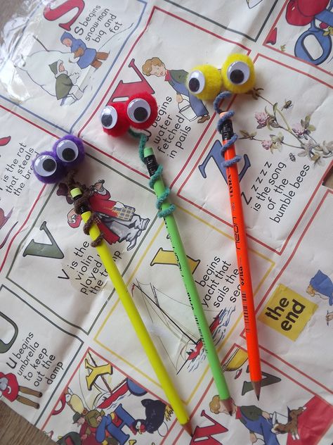 Used Pencil Crafts, Diy Pencil Decoration Ideas, Craft Foam Projects, Halloween Pencil Toppers, Monster Pencil Toppers, Felt Pencil Toppers, Pencil Toppers Diy, Foam Projects, Recycled Bottle Crafts