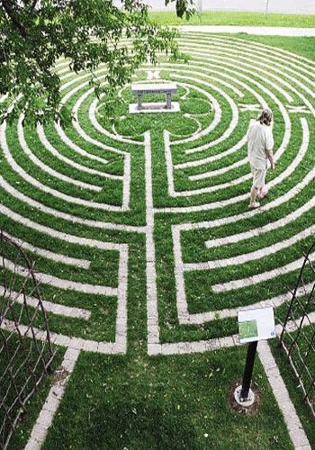 Labyrinth Walk, Garden Maze, Labyrinth Garden, Labyrinth Maze, Labyrinth Design, Prayer Garden, Walking Meditation, Coastal Bedroom Decorating, Healing Garden