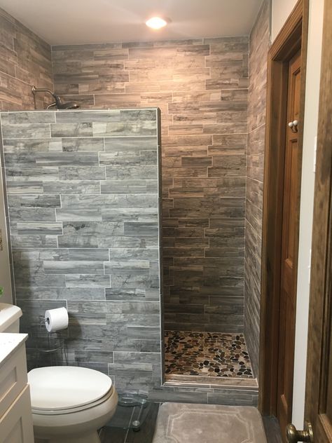 Walk In Shower Bathroom, Floor Bathroom Ideas, Drømme Bad, Shower Design Ideas, Designs Aesthetic, Bathroom Remodel Tile, Bathroom Redesign, Shower Bathroom, Small Bathroom Makeover