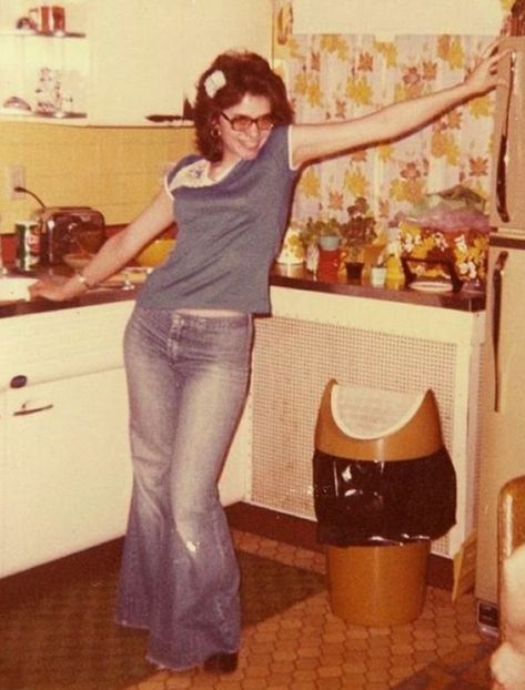 70s Real Photos, Real Pictures From The 70s, Real Photos From The 70s, Real 60s Photos, Real 70s Photos, 70s Mode, Dancing In The Kitchen, Kitchen Queen, 70s Photos