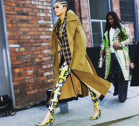 Zendaya at/in Burberry Burberry Runway, Winter Street Style, Burberry Pants, London Fashion Week Street Style, Coat Street Style, Winter Street, Vogue Covers, London Street Style, Street Style Trends